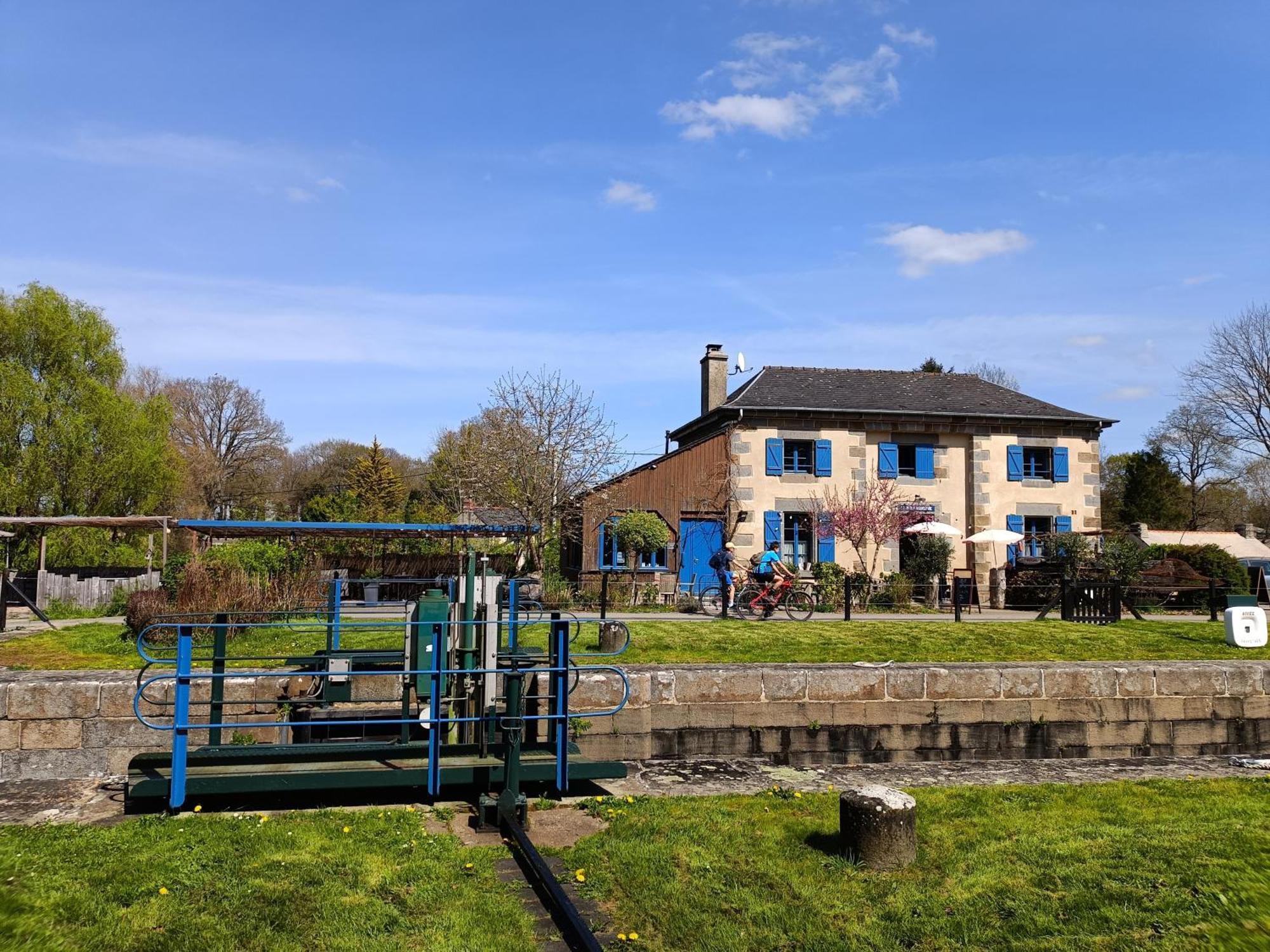 Ille Flottante, Maison Eclusiere Et Hebergements Insolites Sur Le Canal Hédé Exteriör bild