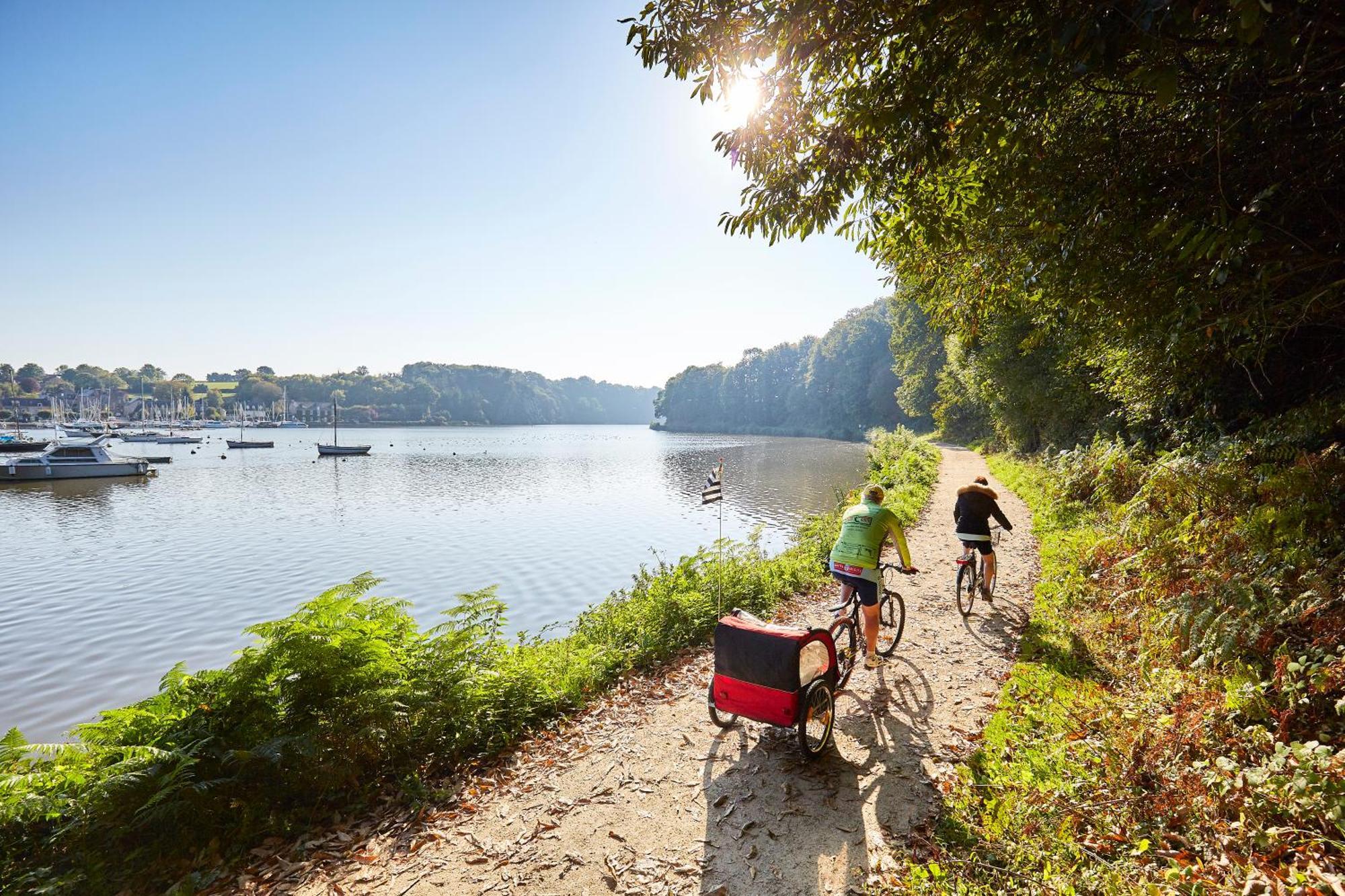 Ille Flottante, Maison Eclusiere Et Hebergements Insolites Sur Le Canal Hédé Exteriör bild