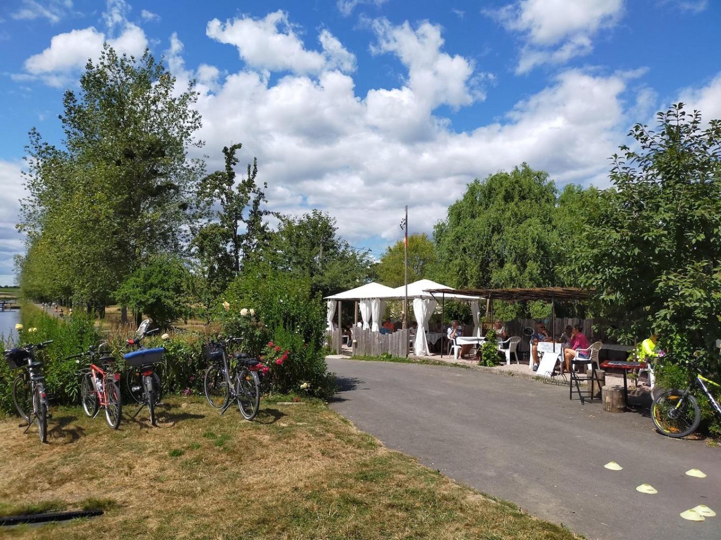 Ille Flottante, Maison Eclusiere Et Hebergements Insolites Sur Le Canal Hédé Exteriör bild