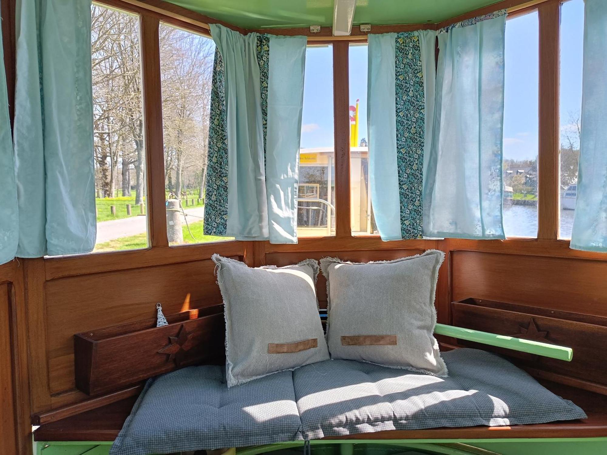 Ille Flottante, Maison Eclusiere Et Hebergements Insolites Sur Le Canal Hédé Exteriör bild