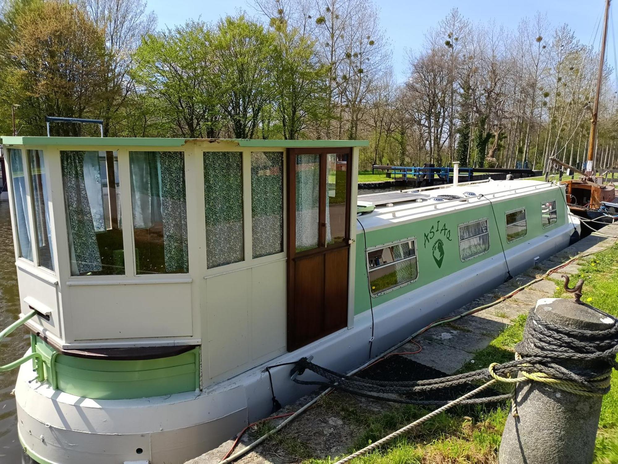 Ille Flottante, Maison Eclusiere Et Hebergements Insolites Sur Le Canal Hédé Exteriör bild